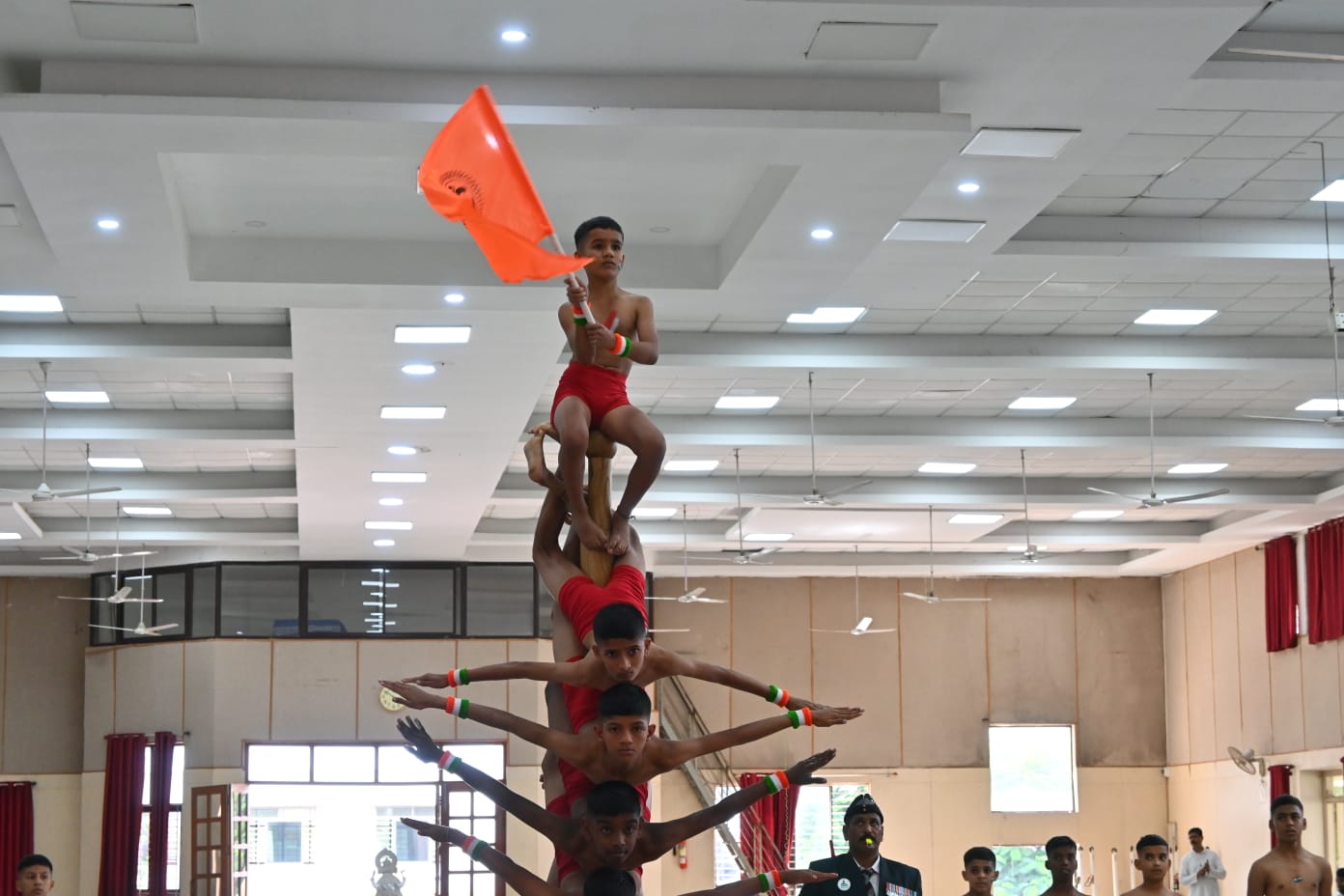 Retired Soldier Suresh Yaragoppa Urges Youth to Serve the Nation at RVK - Dharwad’s Independence Day Event (1)