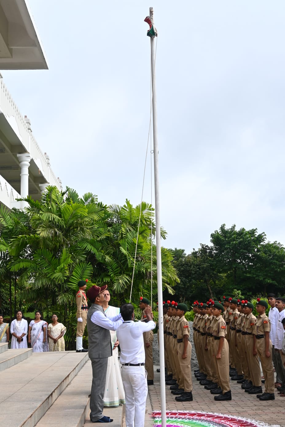 Retired Soldier Suresh Yaragoppa Urges Youth to Serve the Nation at RVK - Dharwad’s Independence Day Event (5)