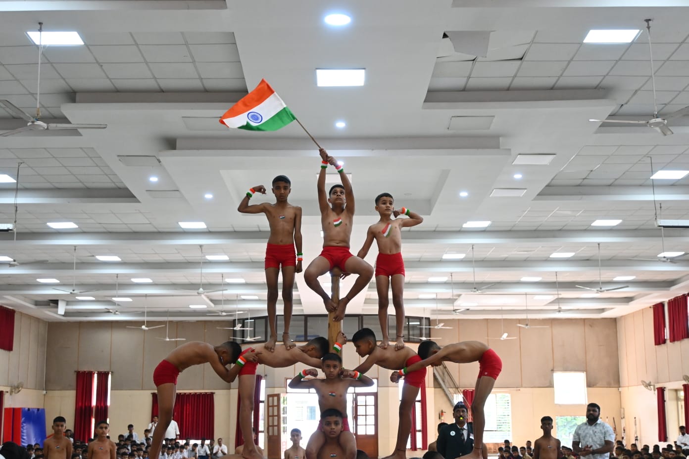 Retired Soldier Suresh Yaragoppa Urges Youth to Serve the Nation at RVK - Dharwad’s Independence Day Event (6)